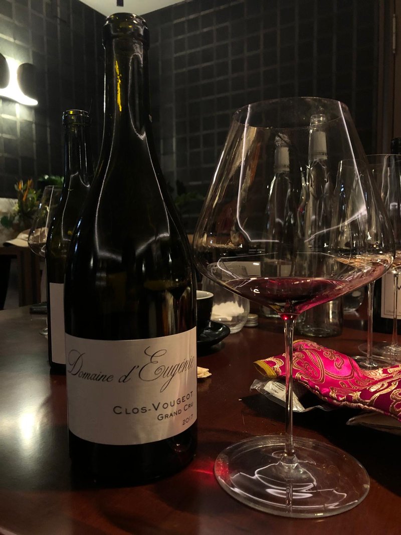 Bouteille de Clos Vougeot grand cru servie en Asie