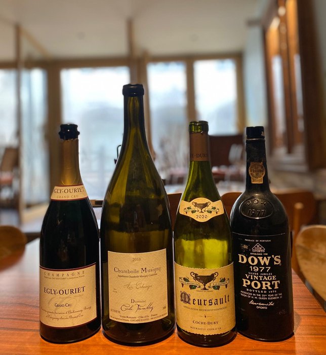 Sélection de vins rares présentée dans un chalet des Alpes
