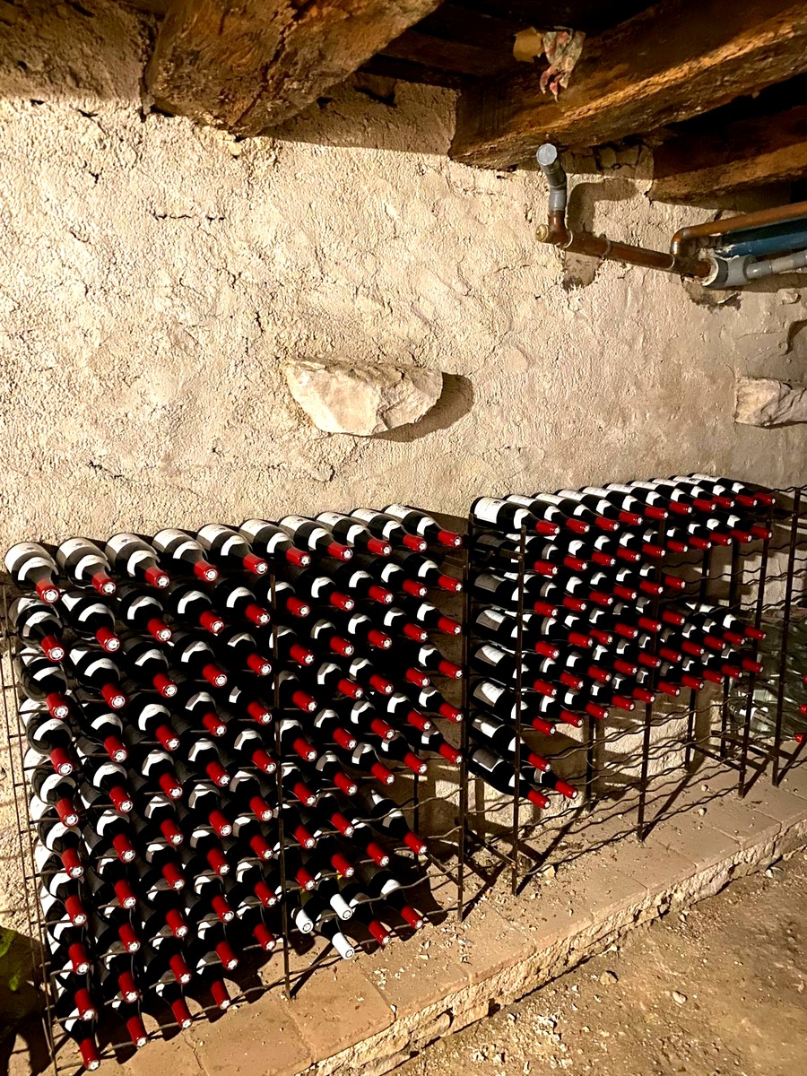 Cave à bouteilles en pierre — Le Passeur, wine curation